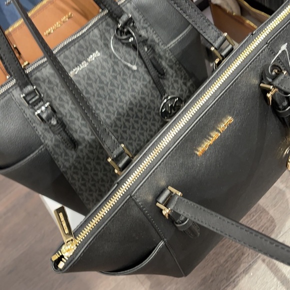 MICHAEL KORS CHARLOTTE LARGE TOP ZIP - Picture 11 of 16